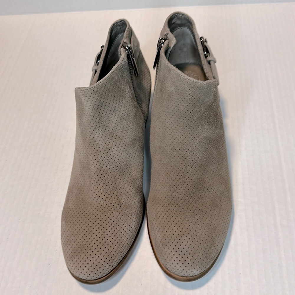 VINCE CAMUTO ANKLE BOOTS